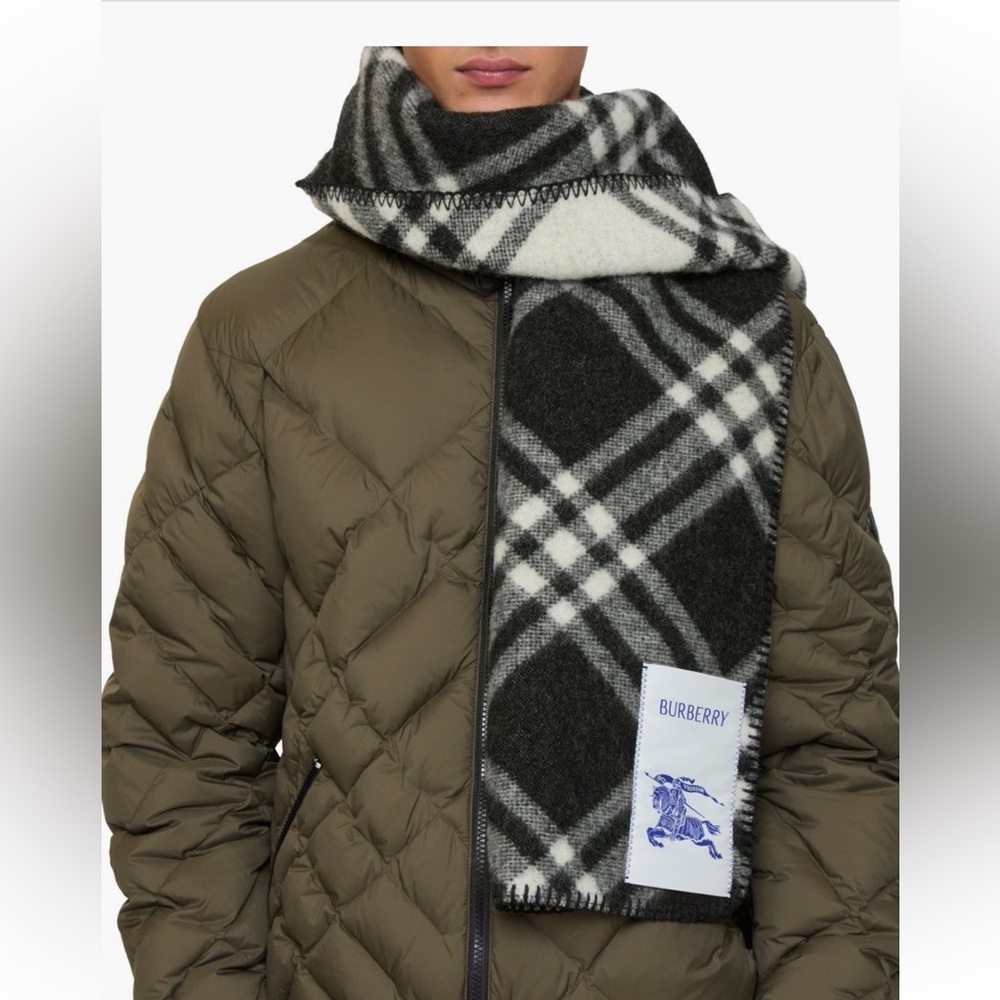 Burberry Check Wool Scarf NWT - Picture 3 of 9